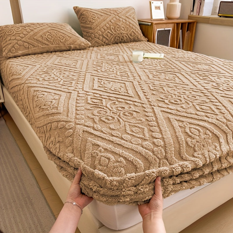 Fitted Sheet with European Designs in Four Colors And Sizes, Featuring a Plush Embossed Texture. This Mattress Protector Is Thick And Warm, Ideal for Autumn And Winter Bedding. Made from Soft And Comfortable Fabric, It Is Also Washable And Machine-F