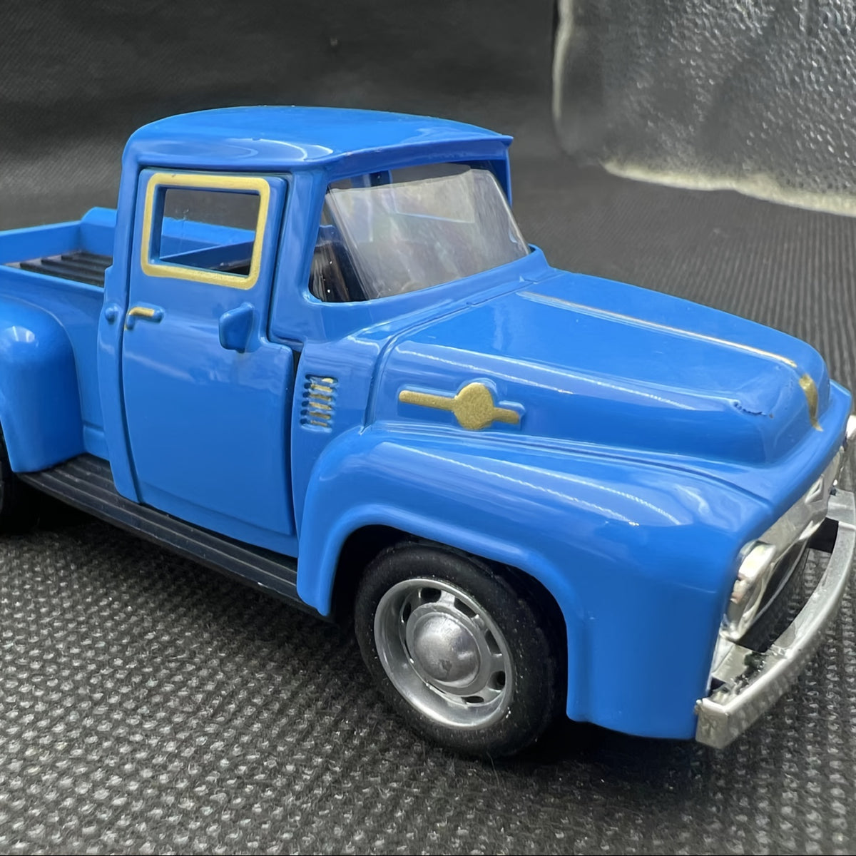 1pc Vintage Alloy Metal Pickup Truck Ornament -4.9*2*1.8 Inch Classic Car Model With Chrome Accents, Doors & Hood, - Ideal For Home & Office Decor--Red/ Blue/ Pink/ Green/ White/ Yellow/ Black Truck - Toy Truck, Alloy Metal Toy Car, Die Cast Car