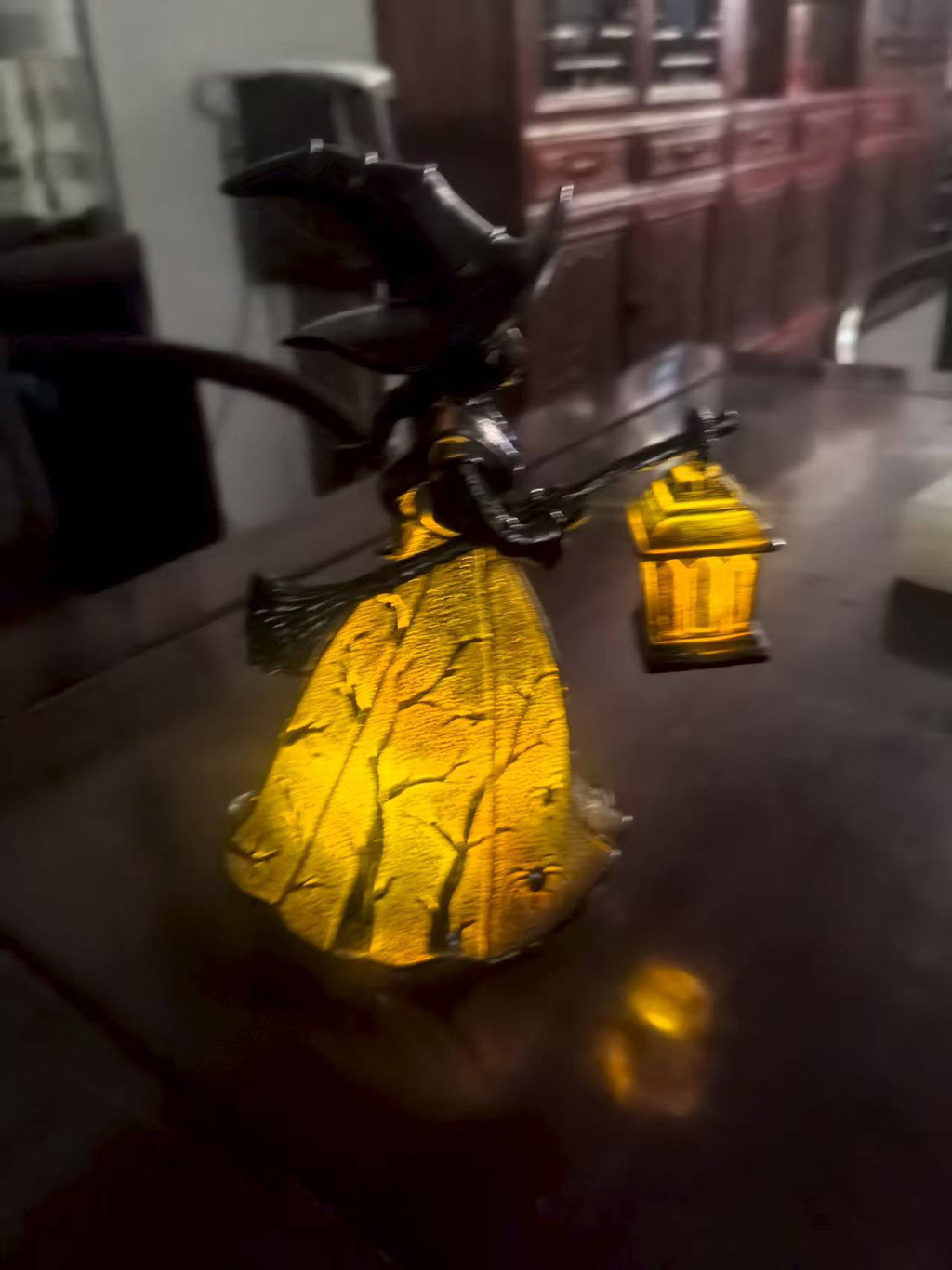 3D Halloween Witch Lamp Gothic Halloween Small Witch Lamp Statue Resin Decoration, Warm-Toned And Interesting Style, Table Lamp, Suitable for Home Decoration, Witch Statue with Lamp, Can Be Used As Bedside Lamp Or Table Decoration