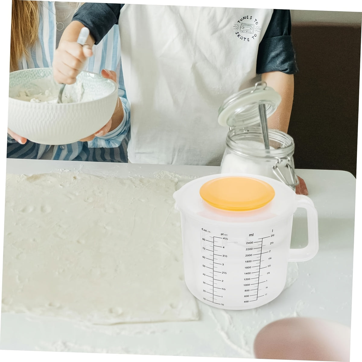 Multi Functional Mixing Bowl with Lid, 84.54oz Large Capacity, Equipped with Measuring Cup and Scale. Splash Proof Design, Durable Plastic, Perfect for Salad Making, Baking and Food Storage.