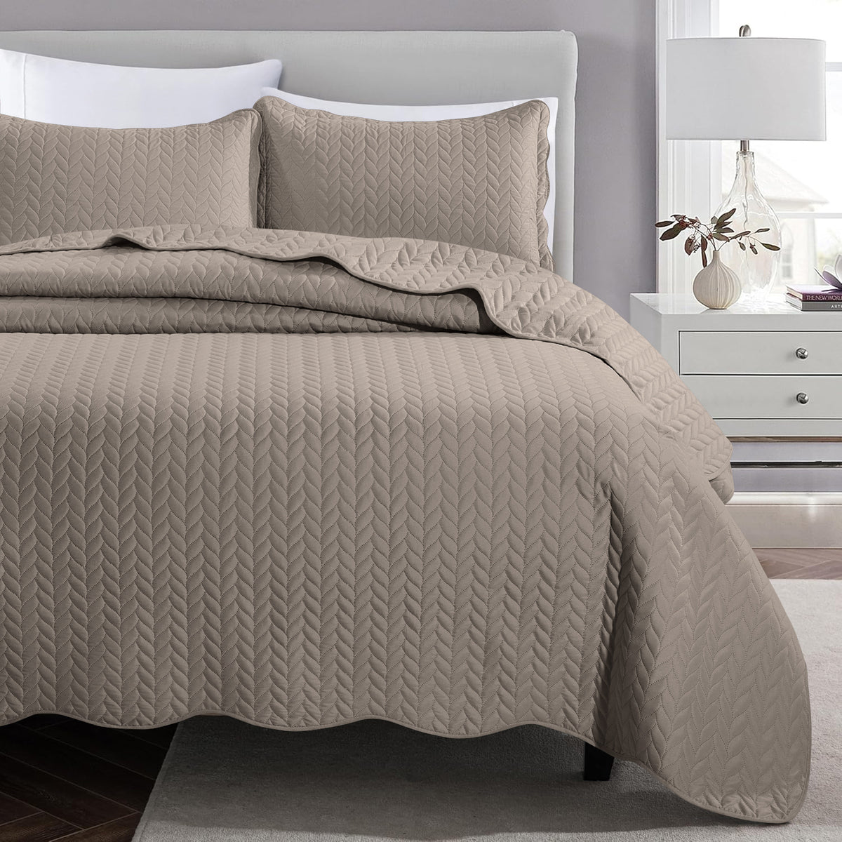 Lightweight Quilted Bedspread – Soft and Breathable Quilt Set, All Season Microfiber Bedding, Modern Style Soft Bedding Set, Twin, Full / Queen, King Sizes, Machine Washable Halloween Christmas