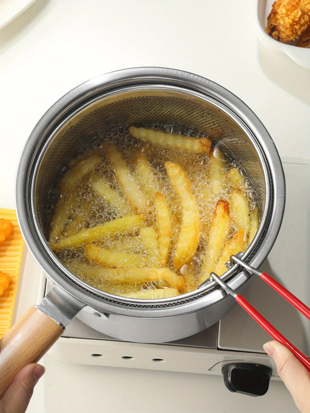 A Versatile Cookware Collection Made of Stainless Steel, Featuring a Frying Basket And a Glass Lid - Includes a Non-Stick Frying Pan, Deep Fryer, Pasta Pot, Milk Saucepan, And Food Steamer, Compatible with Both Induction And Gas Stoves