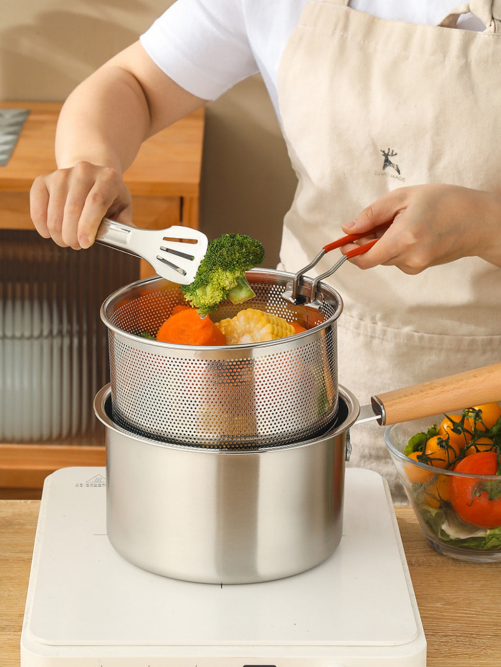 A Versatile Cookware Collection Made of Stainless Steel, Featuring a Frying Basket And a Glass Lid - Includes a Non-Stick Frying Pan, Deep Fryer, Pasta Pot, Milk Saucepan, And Food Steamer, Compatible with Both Induction And Gas Stoves