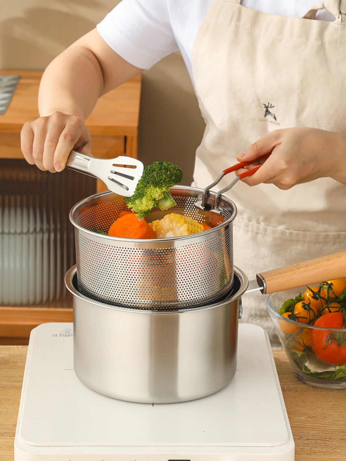 A Versatile Cookware Collection Made of Stainless Steel, Featuring a Frying Basket And a Glass Lid - Includes a Non-Stick Frying Pan, Deep Fryer, Pasta Pot, Milk Saucepan, And Food Steamer, Compatible with Both Induction And Gas Stoves