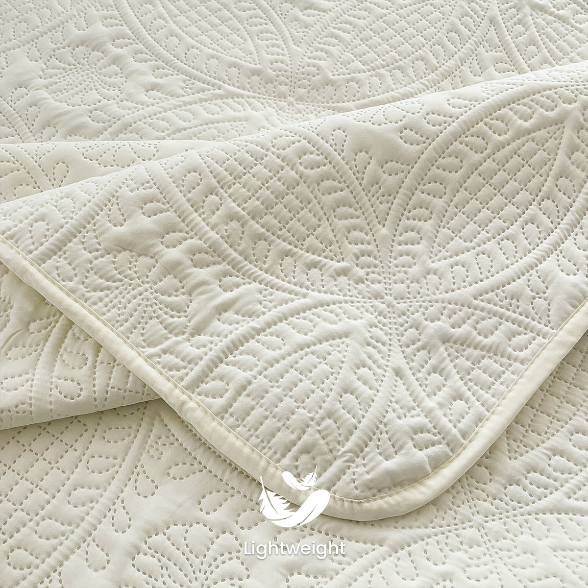 Lightweight Quilted Comforter -1pc Soft And Breathable White Bedspread, Modern Style Coin Pattern Quilt, Air-conditioned Quilt, Holiday Gifts For Family And Friends, Five-Star Hotel Sleep Experience-Excludes PillowcasesAll Seasons