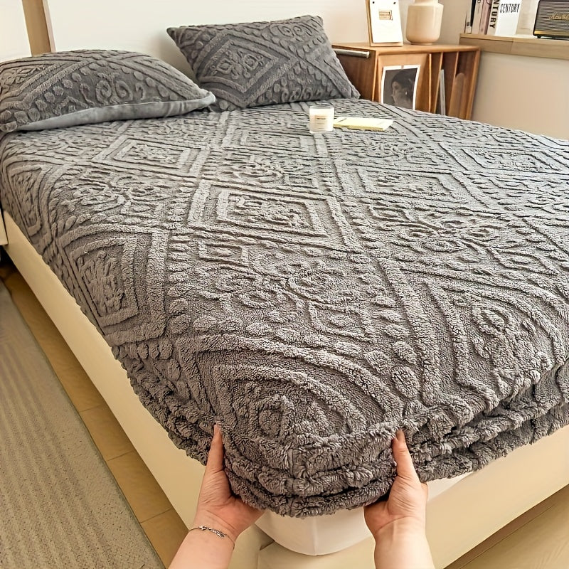2025 Model, European-style Taff Velvet Bed Cover Thickened Warm Mattress Protective Cover Bed Cover, Suitable for Home And Dormitory Use, Autumn And Winter Velvet Style for Warmth, Christmas And Halloween Gift