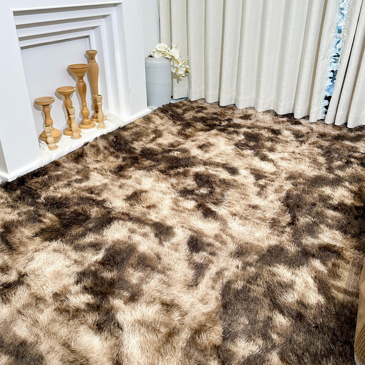 A Luxurious Square Tie-Dye Rug Made from Upgraded Soft Plush Fabric, Available in Various Colors. It Features a Non-Slip Backing, Is Absorbent And Durable, And Can Be Machine Washed, Making It Perfect for Living Rooms, Offices, Bedrooms, Home Decor