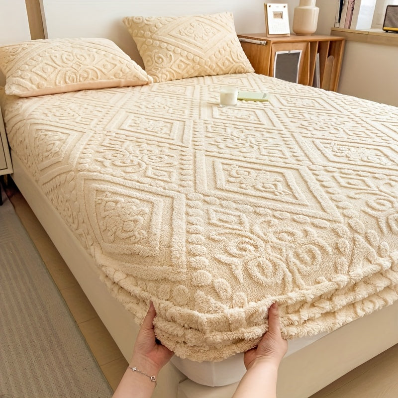 Fitted Sheet with European Designs in Four Colors And Sizes, Featuring a Plush Embossed Texture. This Mattress Protector Is Thick And Warm, Ideal for Autumn And Winter Bedding. Made from Soft And Comfortable Fabric, It Is Also Washable And Machine-F