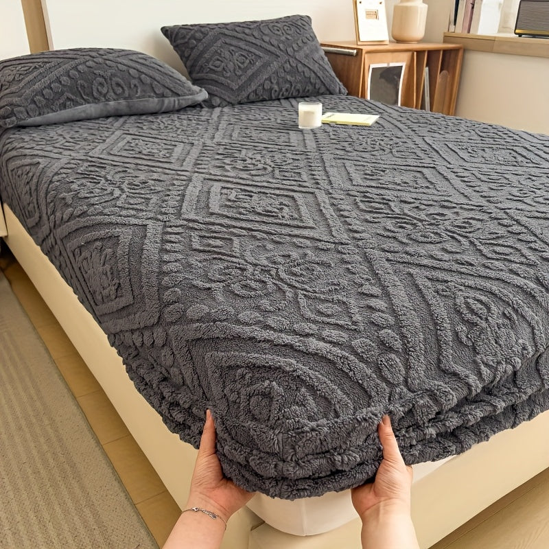 Fitted Sheet with European Designs in Four Colors And Sizes, Featuring a Plush Embossed Texture. This Mattress Protector Is Thick And Warm, Ideal for Autumn And Winter Bedding. Made from Soft And Comfortable Fabric, It Is Also Washable And Machine-F