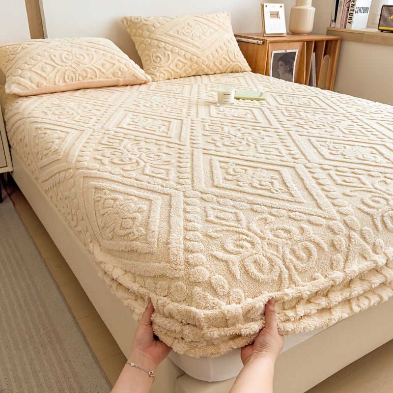 1pc a Fitted Sheet in Queen Or King Size, Made from Luxurious, Super Soft Flannel, Designed with a 12-Inch Deep Pocket, Perfect for Keeping Warm During Fall, Winter, And Spring. Pillowcases Are Not Included, But It Securely Fits Over The Mattress