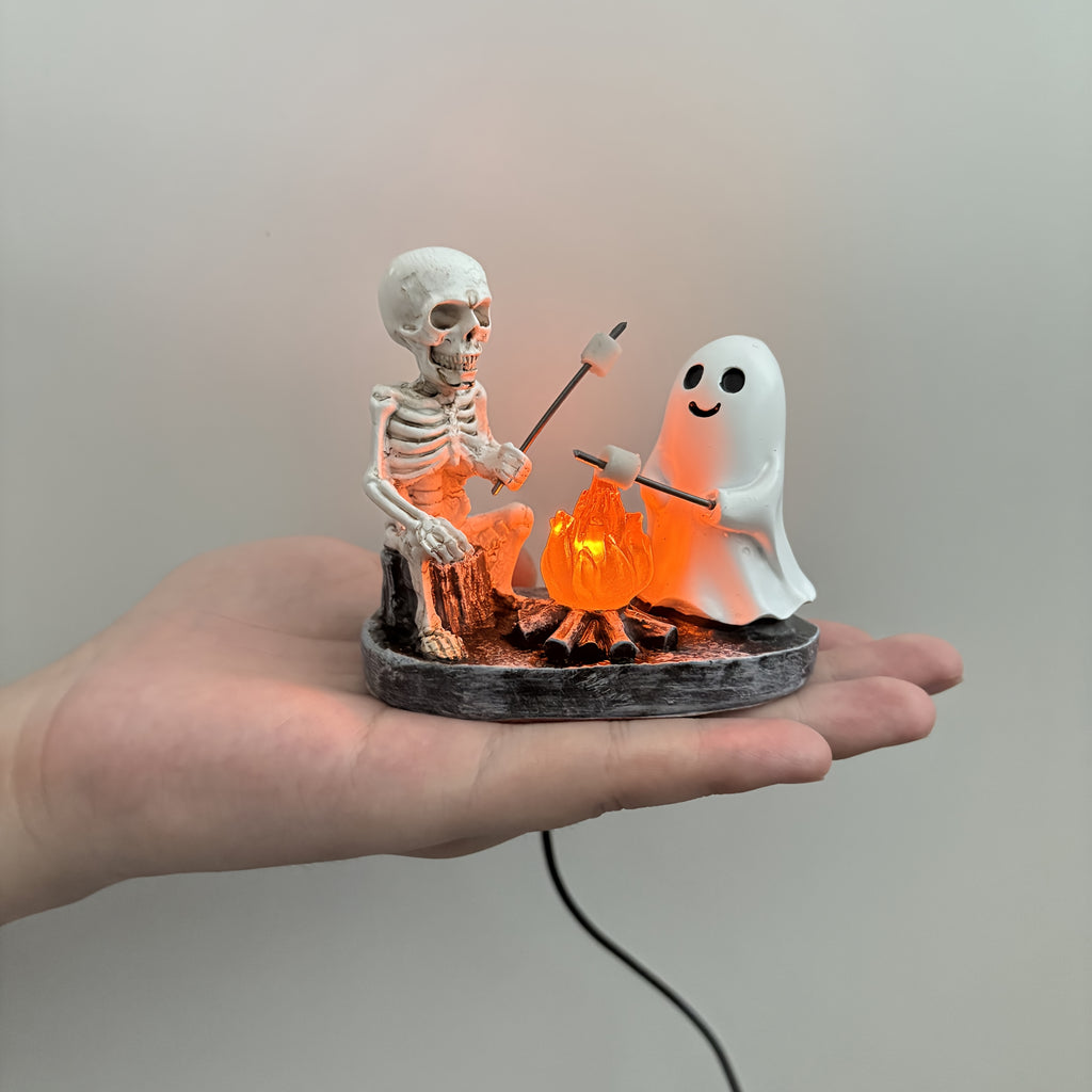 Realistic Flickering Flame And Roasting Marshmallow Resin Campfire Lamp - Outdoor-Like Light, Cozy Campfire Night Light, Suitable for Mantel, Bedroom, Study - Halloween And Year-Round Decoration