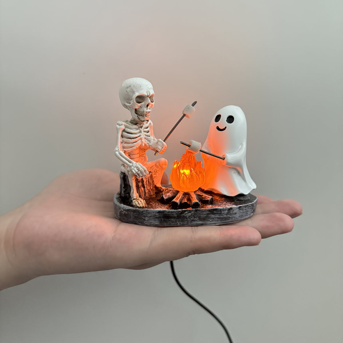 Realistic Flickering Flame And Roasting Marshmallow Resin Campfire Lamp - Outdoor-Like Light, Cozy Campfire Night Light, Suitable for Mantel, Bedroom, Study - Halloween And Year-Round Decoration