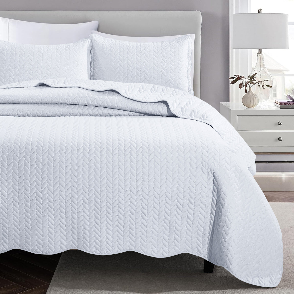 Lightweight Quilted Bedspread – Soft and Breathable Quilt Set, All Season Microfiber Bedding, Modern Style Soft Bedding Set, Twin, Full / Queen, King Sizes, Machine Washable Halloween Christmas