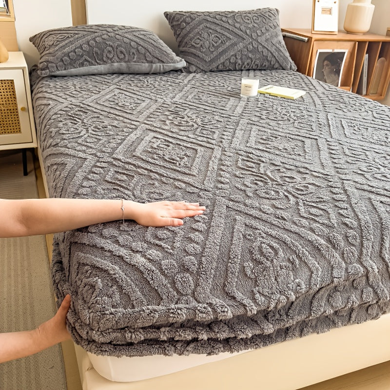 1pc a Fitted Sheet in Queen Or King Size, Made from Luxurious, Super Soft Flannel, Designed with a 12-Inch Deep Pocket, Perfect for Keeping Warm During Fall, Winter, And Spring. Pillowcases Are Not Included, But It Securely Fits Over The Mattress