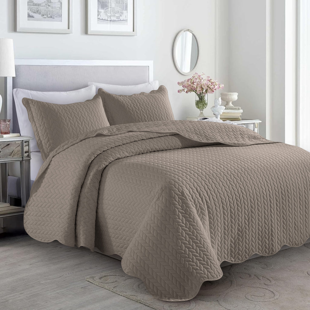Lightweight Quilted Bedspread – Soft and Breathable Quilt Set, All Season Microfiber Bedding, Modern Style Soft Bedding Set, Twin, Full / Queen, King Sizes, Machine Washable Halloween Christmas
