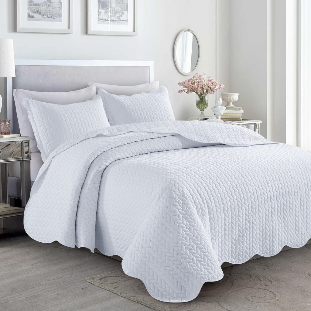Lightweight Quilted Bedspread – Soft and Breathable Quilt Set, All Season Microfiber Bedding, Modern Style Soft Bedding Set, Twin, Full / Queen, King Sizes, Machine Washable Halloween Christmas