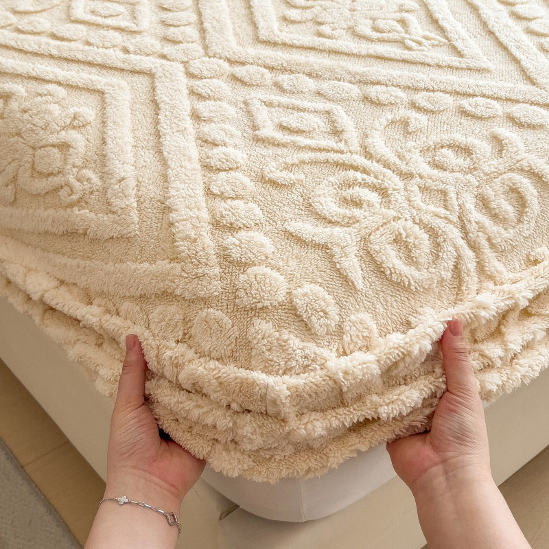 Fitted Sheet with European Designs in Four Colors And Sizes, Featuring a Plush Embossed Texture. This Mattress Protector Is Thick And Warm, Ideal for Autumn And Winter Bedding. Made from Soft And Comfortable Fabric, It Is Also Washable And Machine-F