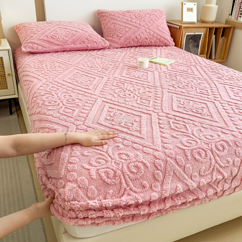1pc a Fitted Sheet in Queen Or King Size, Made from Luxurious, Super Soft Flannel, Designed with a 12-Inch Deep Pocket, Perfect for Keeping Warm During Fall, Winter, And Spring. Pillowcases Are Not Included, But It Securely Fits Over The Mattress