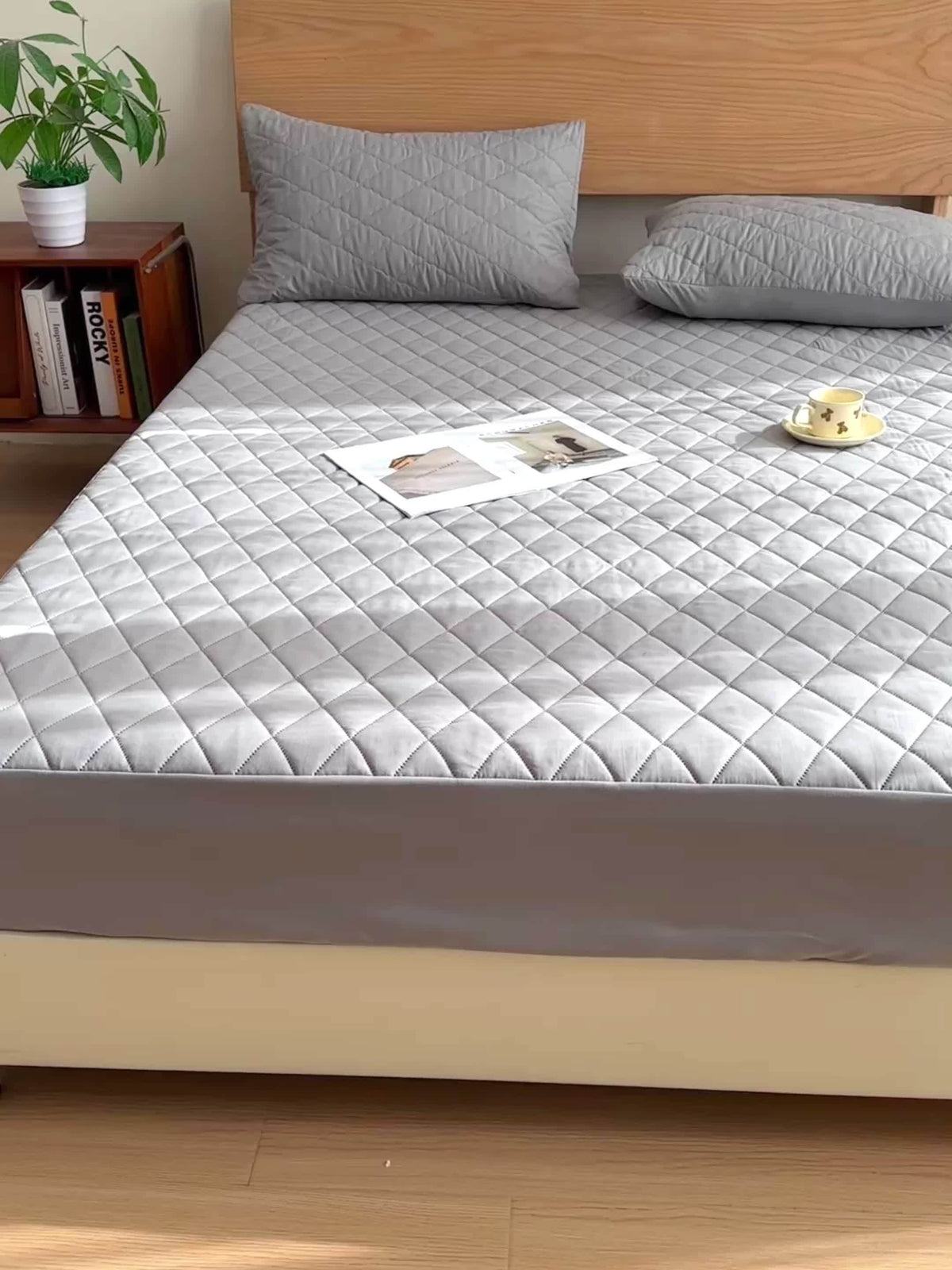 1pc Modern Waterproof Non-Slip Kids & Children Mattress Protector, Solid Color Quilted Bed Cover with 9-15 Inches Deep Pocket, Effective Barrier & Breathable Bedding, Ideal for Bedroom, Guest Room And Hotel, Available In Random Colors(No Pillowcases)