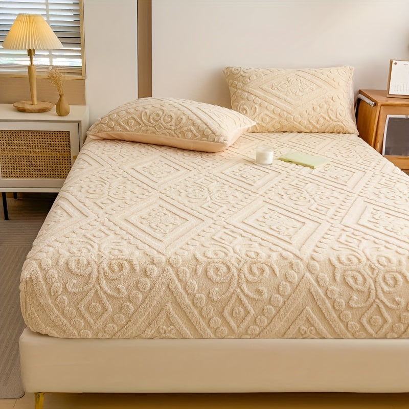 Fitted Sheet with European Designs in Four Colors And Sizes, Featuring a Plush Embossed Texture. This Mattress Protector Is Thick And Warm, Ideal for Autumn And Winter Bedding. Made from Soft And Comfortable Fabric, It Is Also Washable And Machine-F