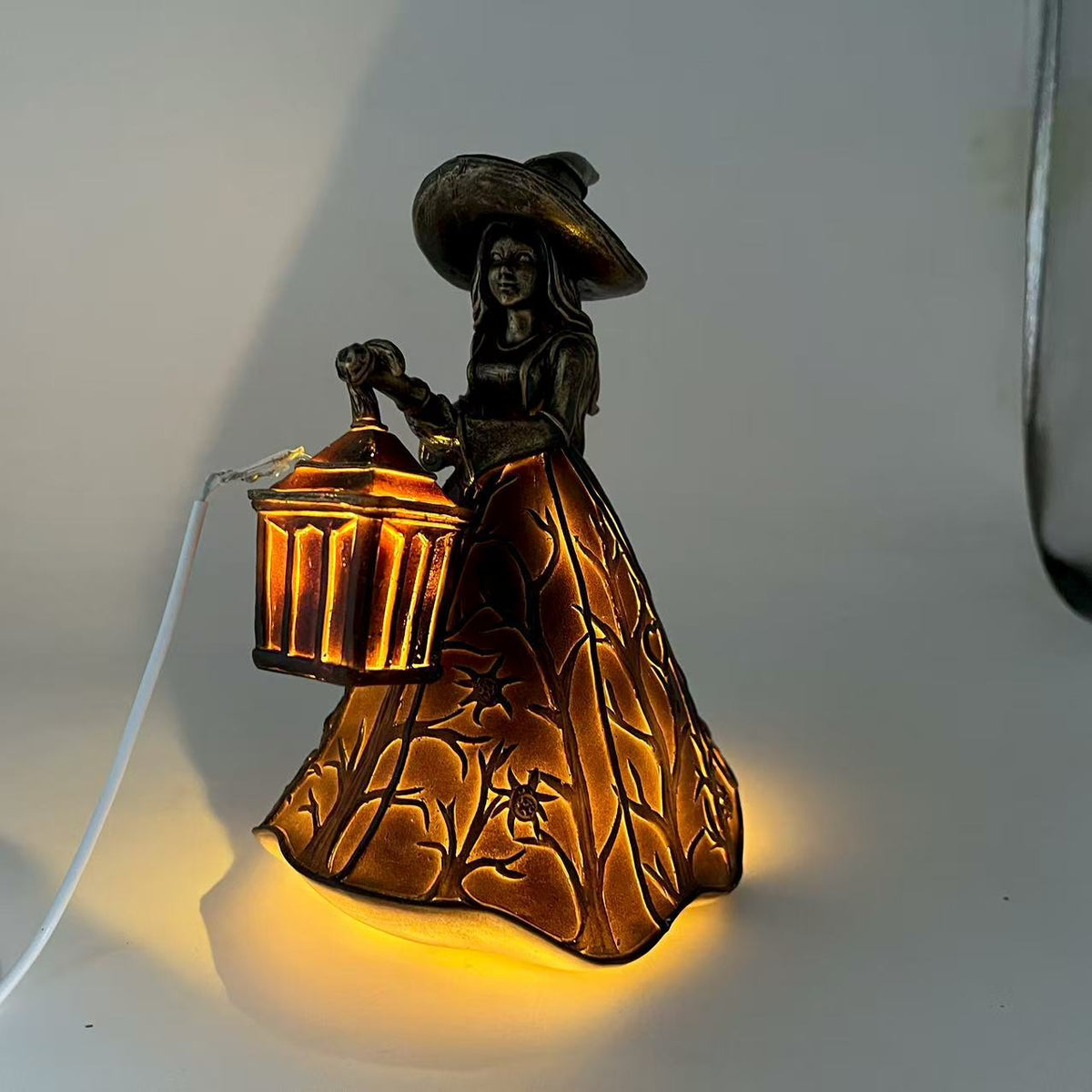 3D Halloween Witch Lamp Gothic Halloween Small Witch Lamp Statue Resin Decoration, Warm-Toned And Interesting Style, Table Lamp, Suitable for Home Decoration, Witch Statue with Lamp, Can Be Used As Bedside Lamp Or Table Decoration
