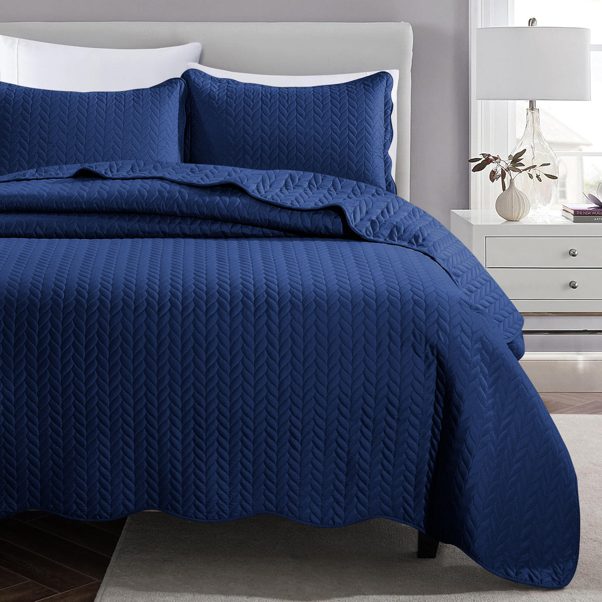 Lightweight Quilted Bedspread – Soft and Breathable Quilt Set, All Season Microfiber Bedding, Modern Style Soft Bedding Set, Twin, Full / Queen, King Sizes, Machine Washable Halloween Christmas