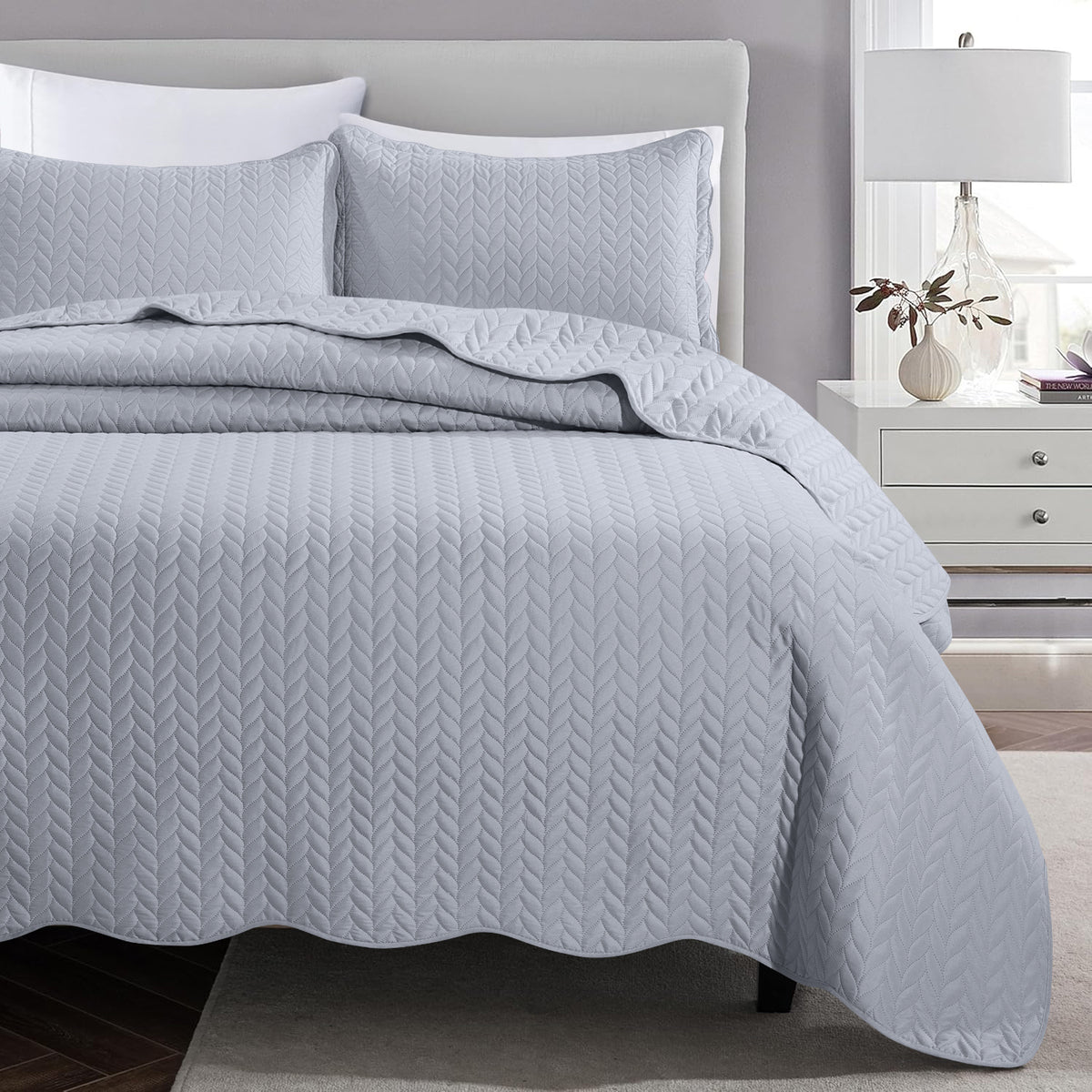 Lightweight Quilted Bedspread – Soft and Breathable Quilt Set, All Season Microfiber Bedding, Modern Style Soft Bedding Set, Twin, Full / Queen, King Sizes, Machine Washable Halloween Christmas