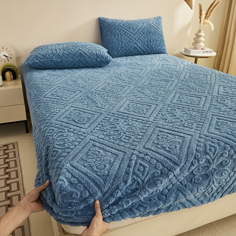 1pc a Fitted Sheet in Queen Or King Size, Made from Luxurious, Super Soft Flannel, Designed with a 12-Inch Deep Pocket, Perfect for Keeping Warm During Fall, Winter, And Spring. Pillowcases Are Not Included, But It Securely Fits Over The Mattress