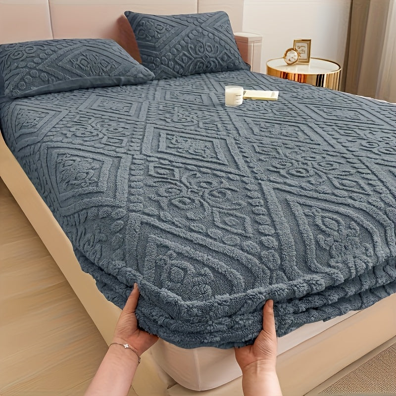 2025 Model, European-style Taff Velvet Bed Cover Thickened Warm Mattress Protective Cover Bed Cover, Suitable for Home And Dormitory Use, Autumn And Winter Velvet Style for Warmth, Christmas And Halloween Gift