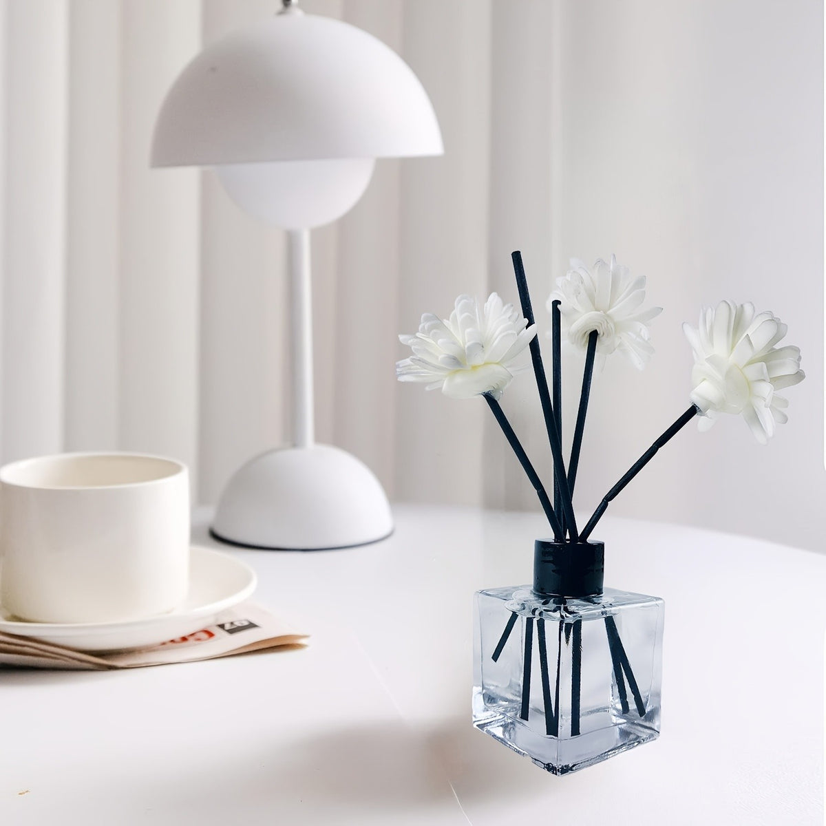 Reed Diffuser Set with Decorative White Flowers, 50ml Flameless Home Fragrance for Bedroom, Living Room and Study, Housewarming Gift