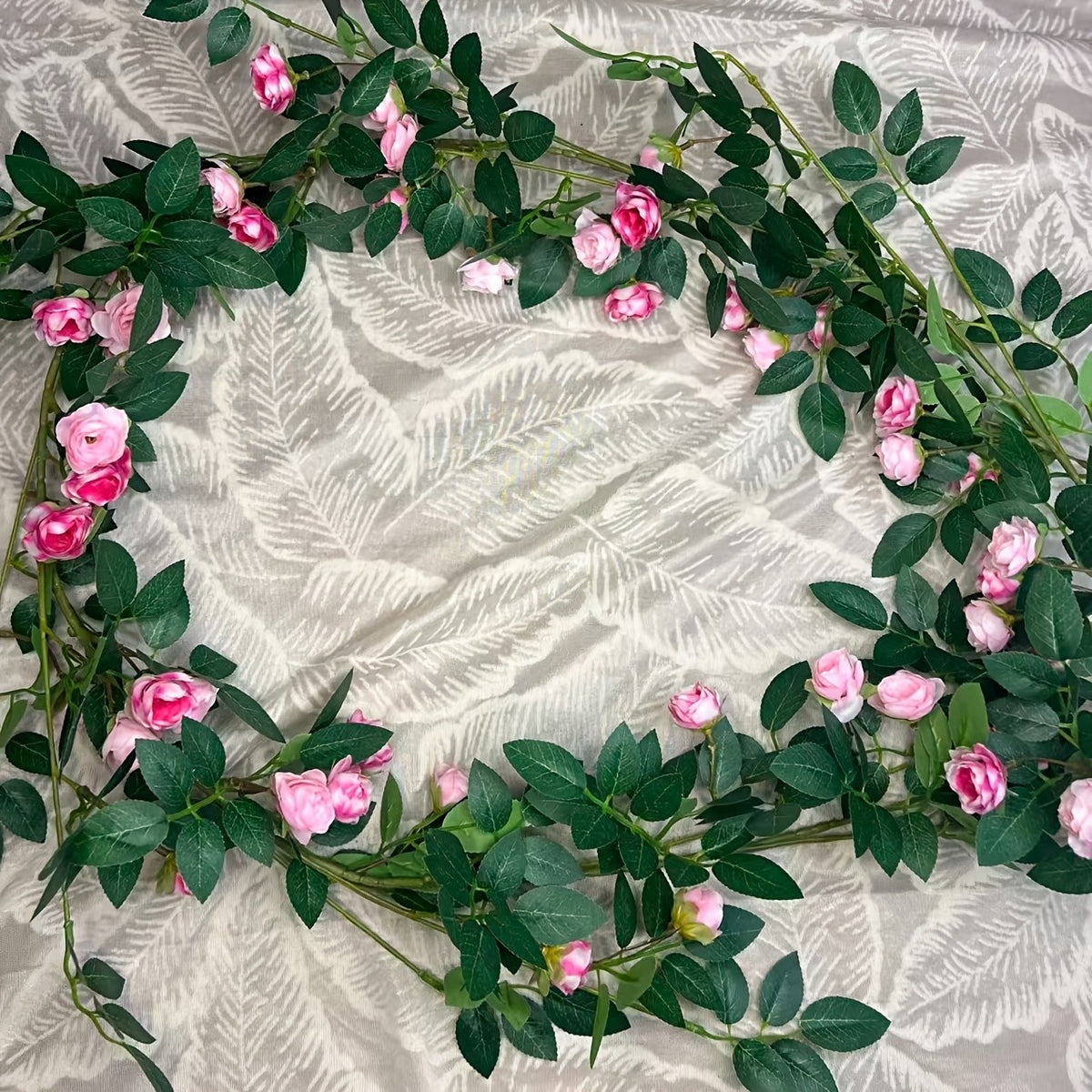 1 Double Pink Rose Vine - Artificial Garland with Richly Layered Petals, Soft Color Transitions, and a Design That Closely Mimics the Form of Real Roses. Paired with Lush Foliage, It Creates a Vibrant, Natural Vitality. Perfectly Blends into French