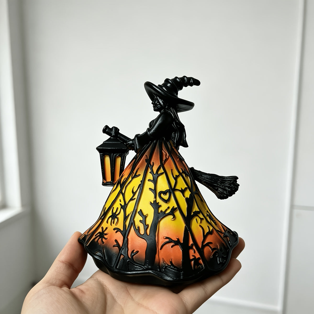 3D Halloween Witch Lamp Gothic Halloween Small Witch Lamp Statue Resin Decoration, Warm-Toned And Interesting Style, Table Lamp, Suitable for Home Decoration, Witch Statue with Lamp, Can Be Used As Bedside Lamp Or Table Decoration