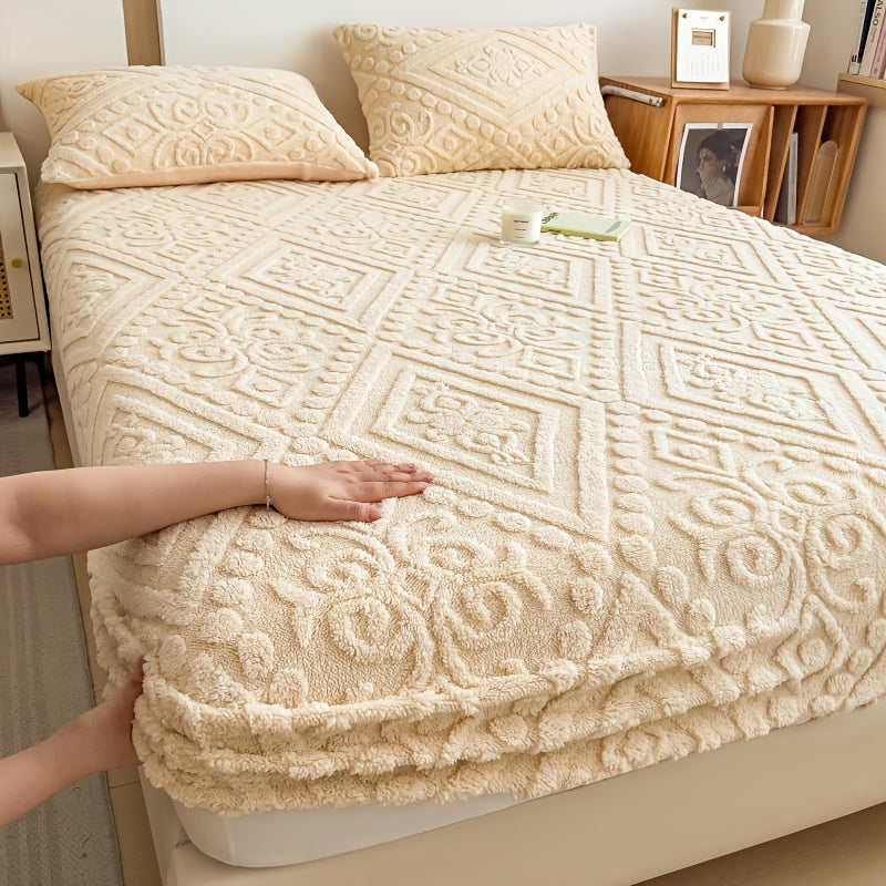 1pc a Fitted Sheet in Queen Or King Size, Made from Luxurious, Super Soft Flannel, Designed with a 12-Inch Deep Pocket, Perfect for Keeping Warm During Fall, Winter, And Spring. Pillowcases Are Not Included, But It Securely Fits Over The Mattress