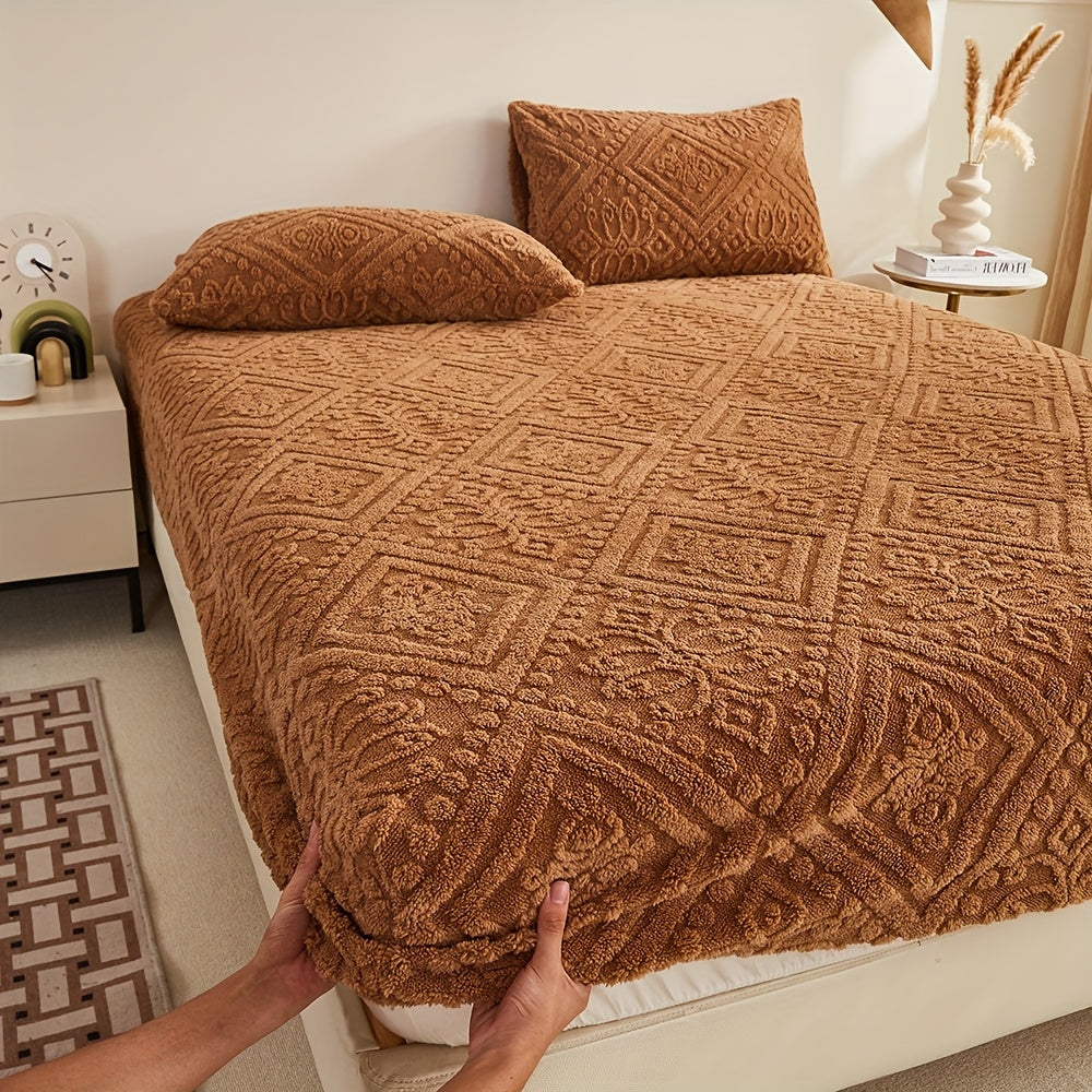 1pc a Fitted Sheet in Queen Or King Size, Made from Luxurious, Super Soft Flannel, Designed with a 12-Inch Deep Pocket, Perfect for Keeping Warm During Fall, Winter, And Spring. Pillowcases Are Not Included, But It Securely Fits Over The Mattress