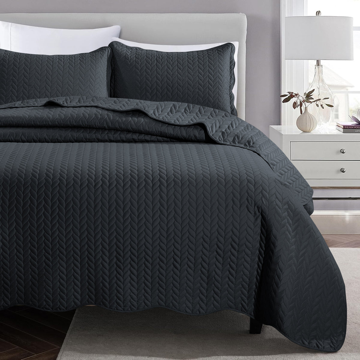 Lightweight Quilted Bedspread – Soft and Breathable Quilt Set, All Season Microfiber Bedding, Modern Style Soft Bedding Set, Twin, Full / Queen, King Sizes, Machine Washable Halloween Christmas