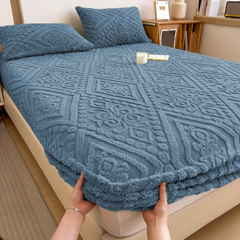 Fitted Sheet with European Designs in Four Colors And Sizes, Featuring a Plush Embossed Texture. This Mattress Protector Is Thick And Warm, Ideal for Autumn And Winter Bedding. Made from Soft And Comfortable Fabric, It Is Also Washable And Machine-F
