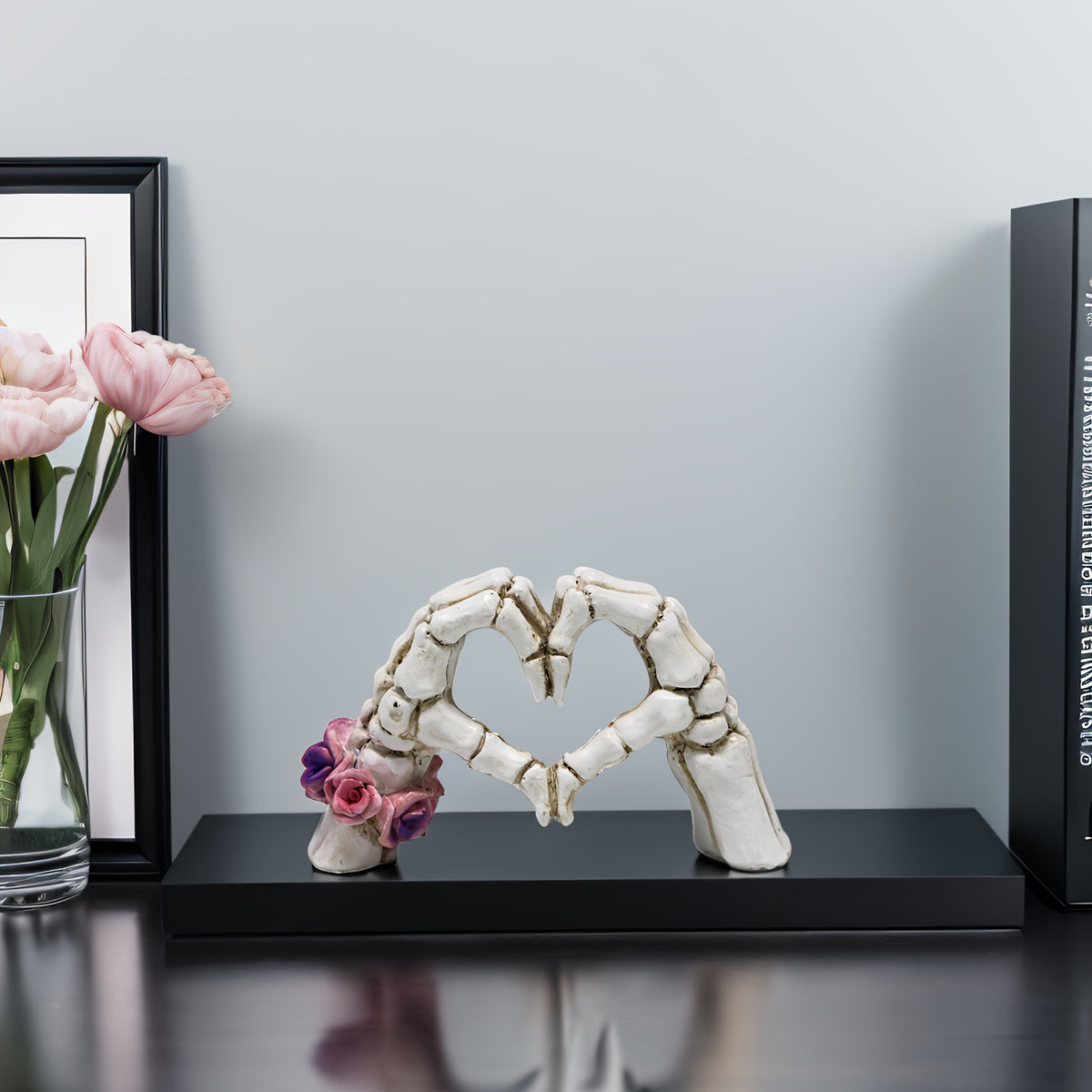 1pc, Skull Heart-shaped Hand Resin Statue, Unique Desktop Decoration, Modern Art Decor, Halloween Decor, Gift